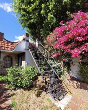 Hermosa casa con piscina, 6 ambientes en Lanús.