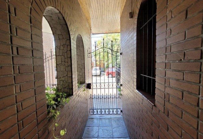 Hermosa casa con piscina, 6 ambientes en Lanús.