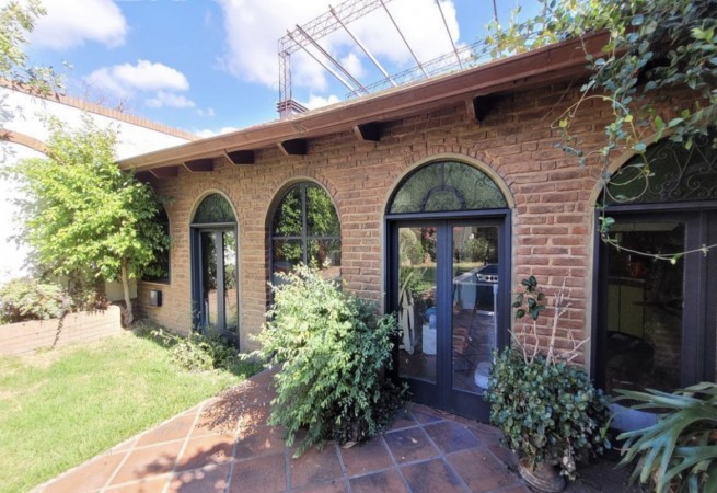 Hermosa casa con piscina, 6 ambientes en Lanús.