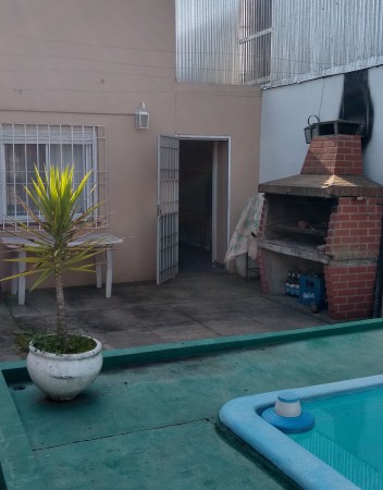 AJ OPORTUNIDAD!!! CASA A RECICLAR 5 AMBIENTES CON PILETA Y HERMOSO JARDIN  