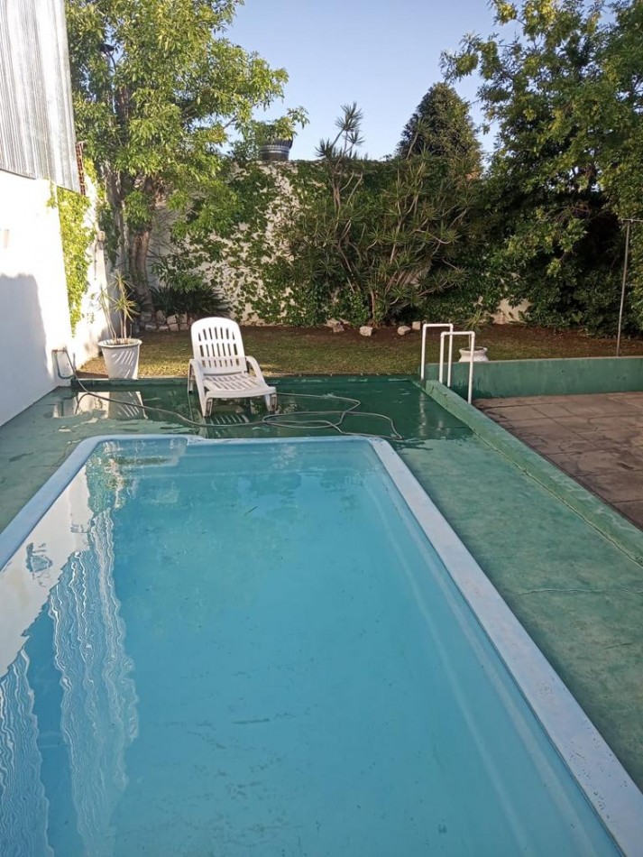 AJ OPORTUNIDAD!!! CASA A RECICLAR 5 AMBIENTES CON PILETA Y HERMOSO JARDIN  