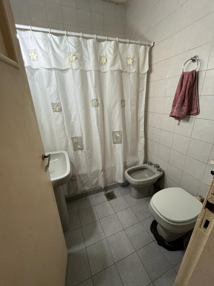 AJ OPORTUNIDAD!!! CASA A RECICLAR 5 AMBIENTES CON PILETA Y HERMOSO JARDIN  