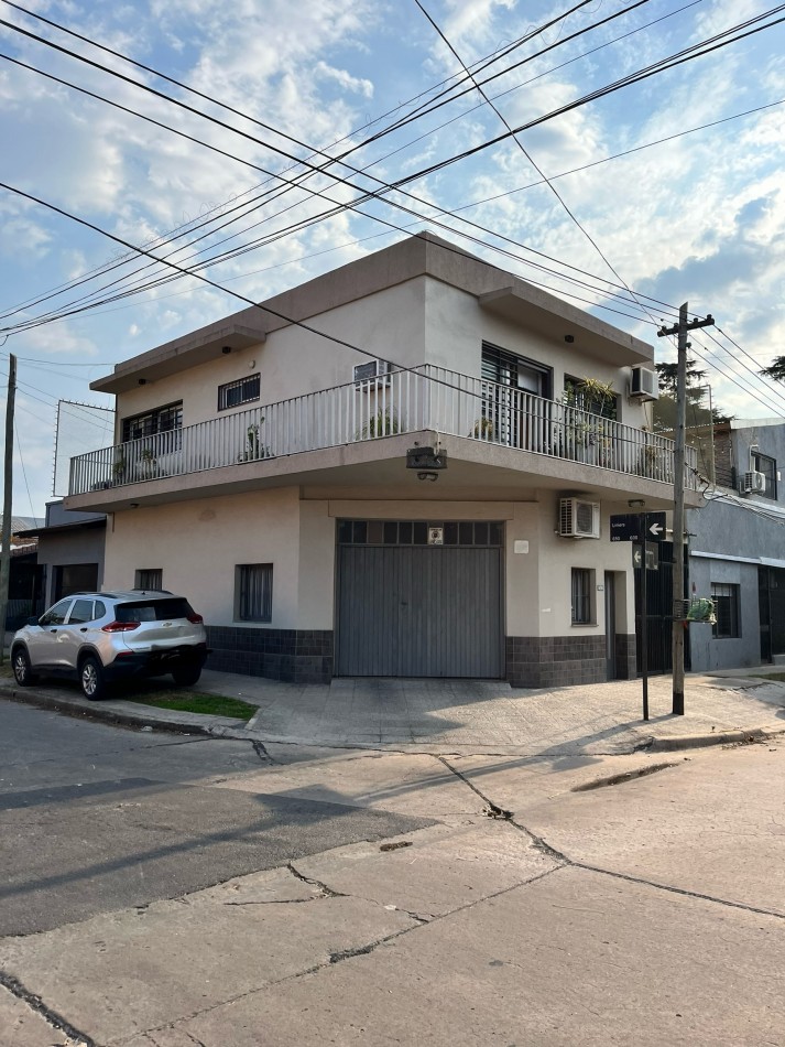 AJ  APTA CREDITO Casa en planta alta con local o garage en planta baja 