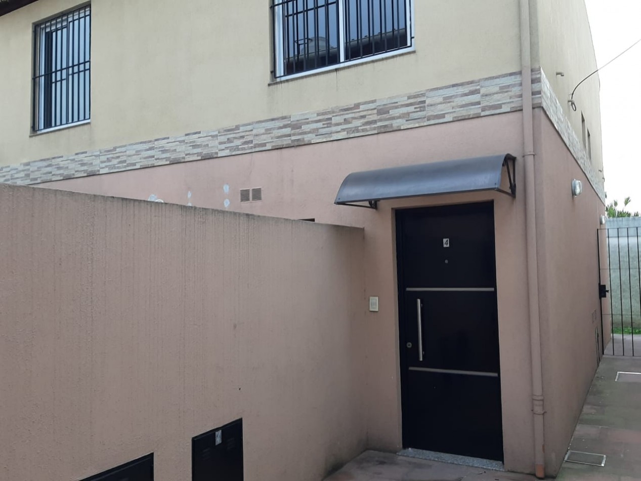 NV - VENTA DE CUATRO DUPLEX CON COCHERA EN BERNAL