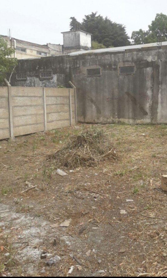 Lote con vivienda de hormigon en construccion de dos plantas a terminar cerca del Cruce Varela
