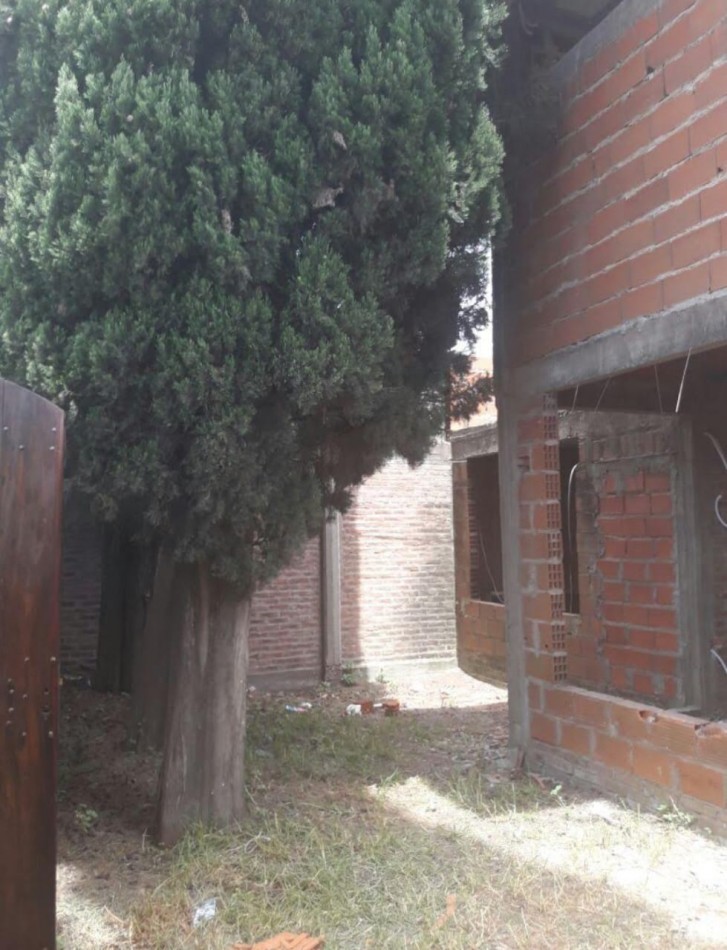 Lote con vivienda de hormigon en construccion de dos plantas a terminar cerca del Cruce Varela