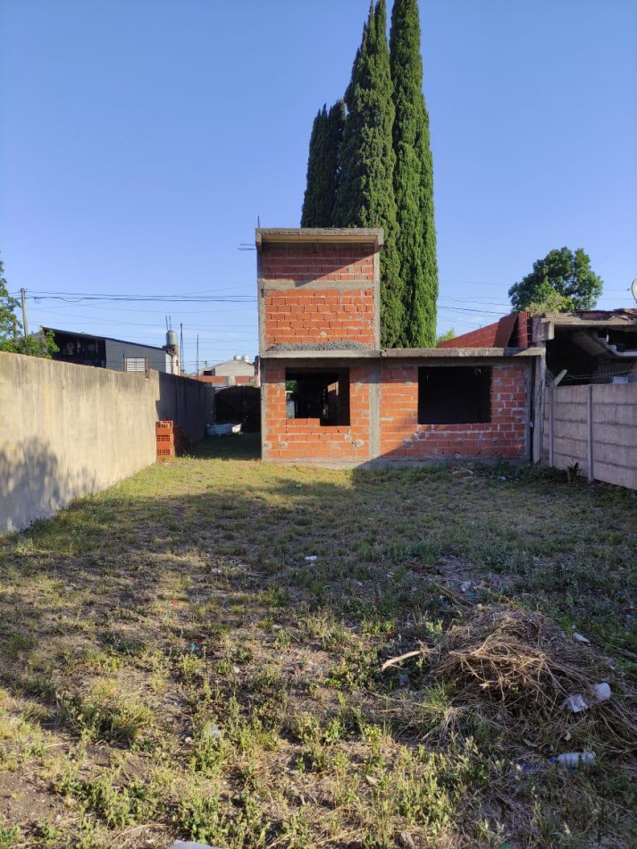 RB - Lote con vivienda de hormigon en construccion de dos plantas a terminar cerca del Cruce Varela