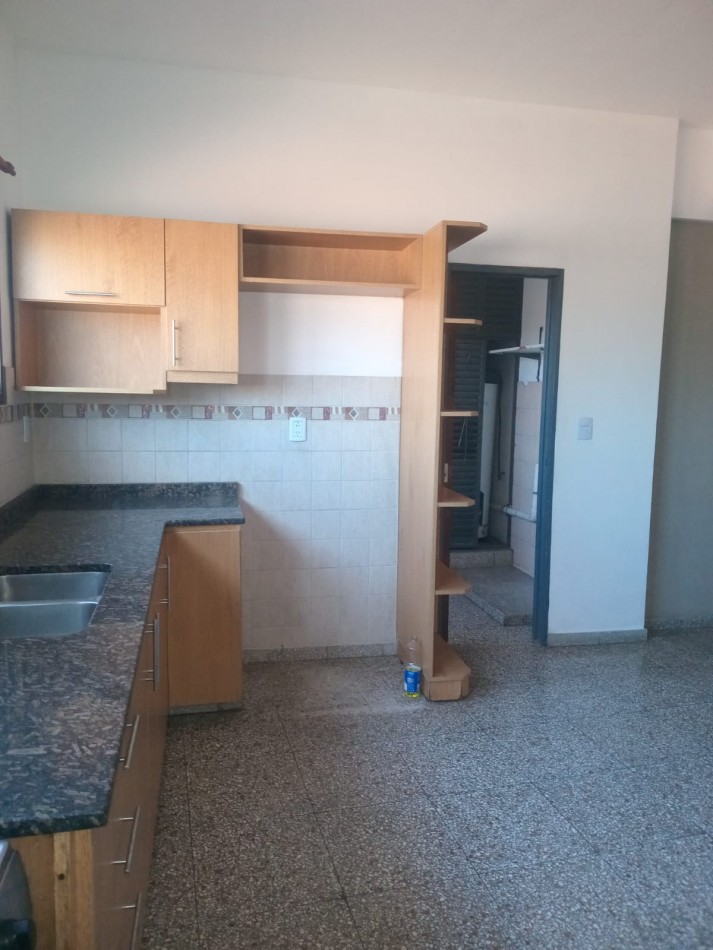 MS - Se alquila hermoso departamento de 3 ambiente en una excelente zona comercial sobre avenida.