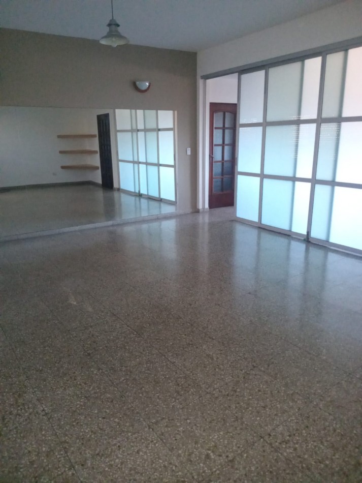 MS - Se alquila hermoso departamento de 3 ambiente en una excelente zona comercial sobre avenida.
