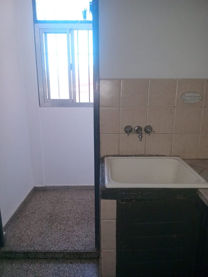 MS - Se alquila hermoso departamento de 3 ambiente en una excelente zona comercial sobre avenida.