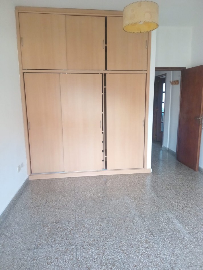 MS - Se alquila hermoso departamento de 3 ambiente en una excelente zona comercial sobre avenida.