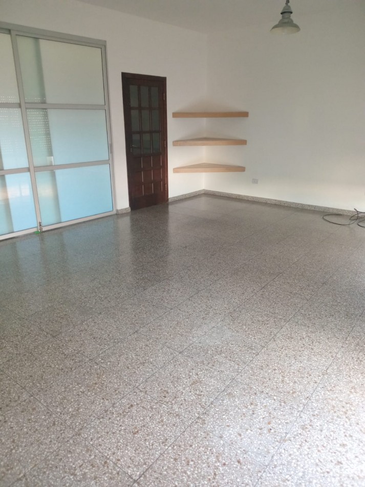 MS - Se alquila hermoso departamento de 3 ambiente en una excelente zona comercial sobre avenida.