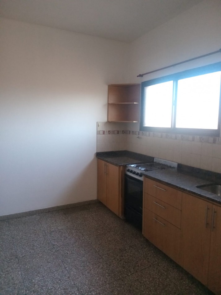 MS - Se alquila hermoso departamento de 3 ambiente en una excelente zona comercial sobre avenida.