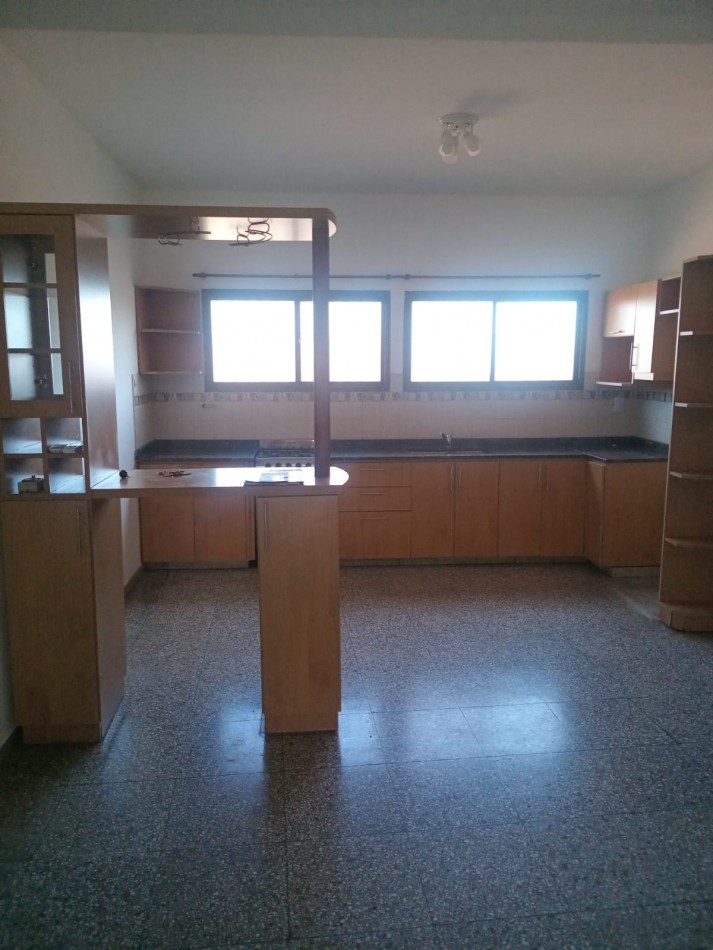 MS - Se alquila hermoso departamento de 3 ambiente en una excelente zona comercial sobre avenida.
