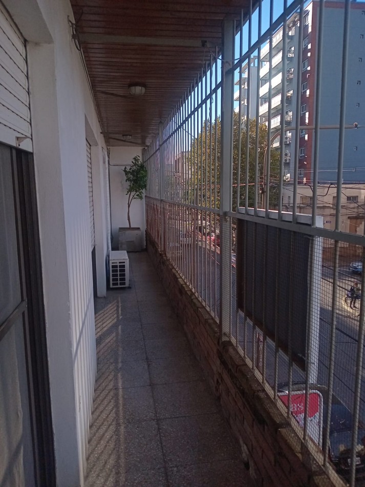 MS - Se alquila hermoso departamento de 3 ambiente en una excelente zona comercial sobre avenida.