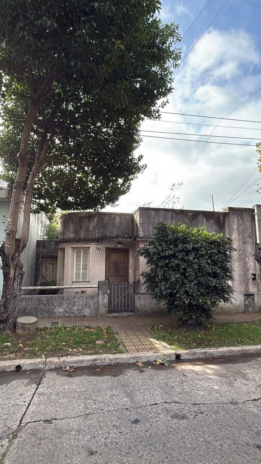 AJ - Casa a reciclar con gran potencial, Excelente ubicacion 
