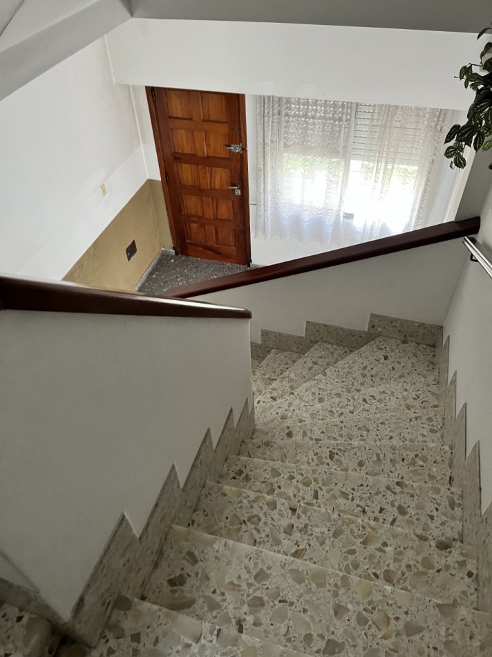 AJ Vivienda multifamiliar con dos locales, departamento 4 amb y 2 ambientes