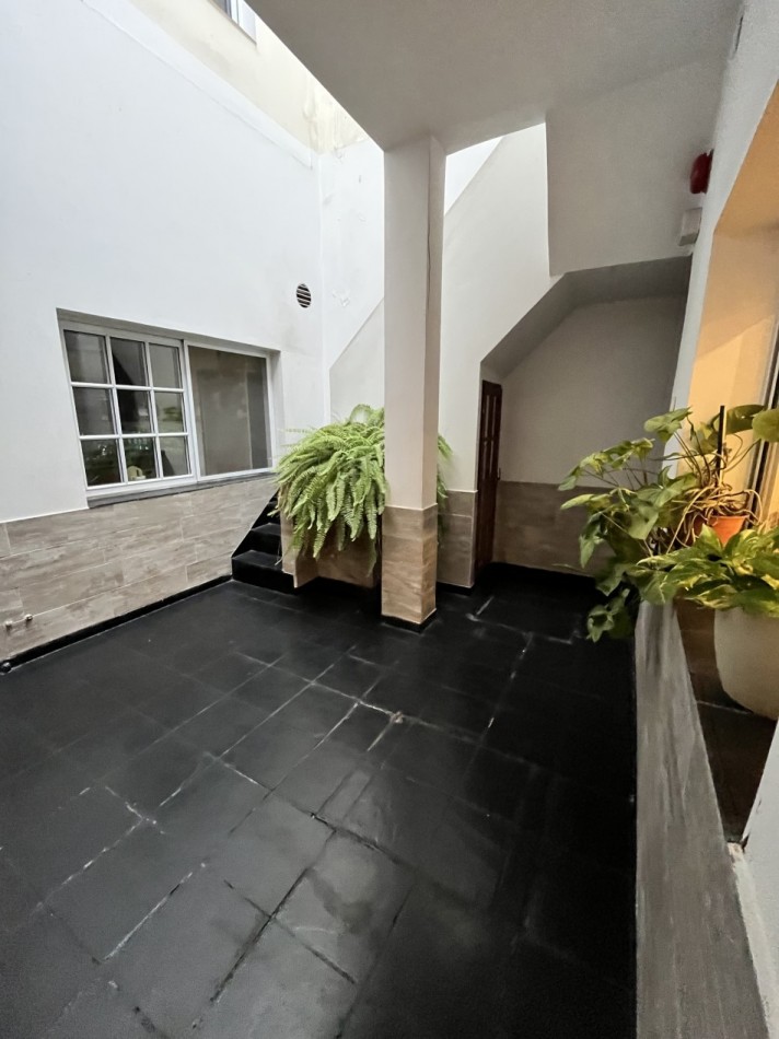AJ - CASA EN DOS PLANTAS - IMPECABLE - APTA CREDITO