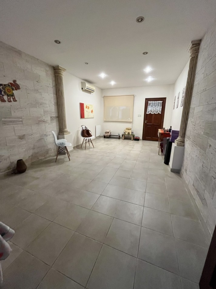 AJ - CASA EN DOS PLANTAS - IMPECABLE - APTA CREDITO