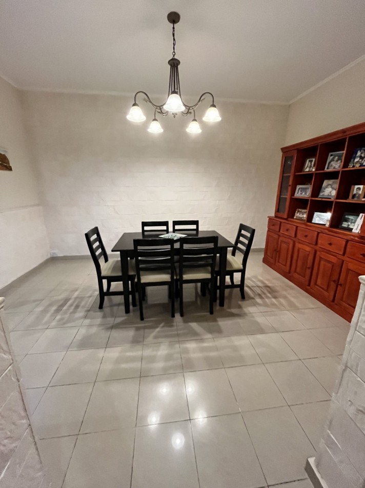 AJ - CASA EN DOS PLANTAS - IMPECABLE - APTA CREDITO