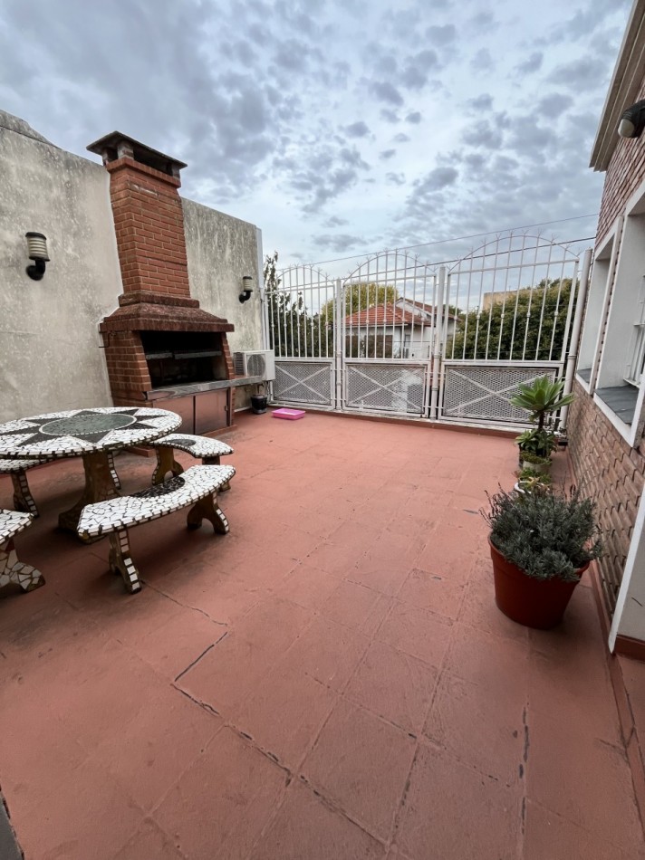 AJ - CASA EN DOS PLANTAS - IMPECABLE - APTA CREDITO