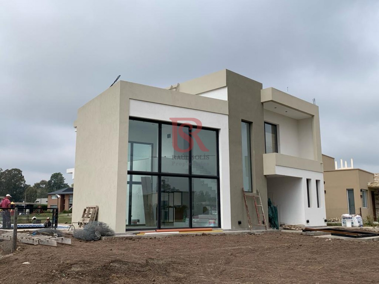 AM. Casa en Dos Plantas con Piscina en Venta en Hudson Park