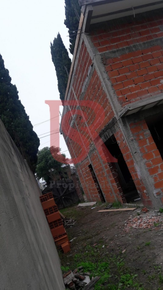 Lote con vivienda de hormigon en construccion de dos plantas a terminar cerca del Cruce Varela