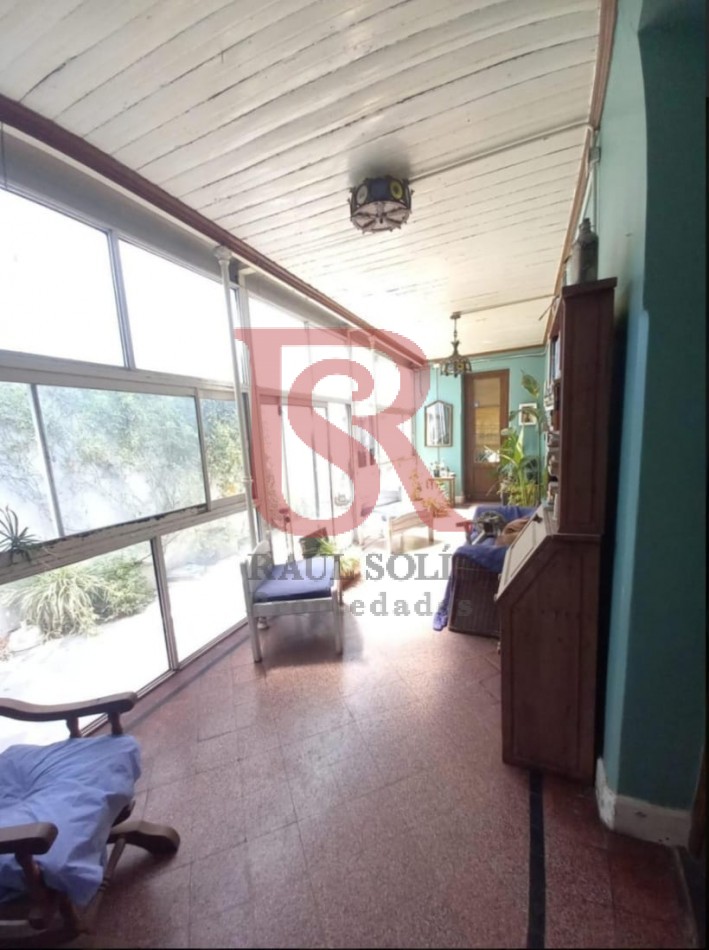 Excelente casa/lote en venta!!! Inmejorable ubicacion Amplia propiedad, sobre un terreno de 8,66 x 38,5mts. En una ubicacion inmejorable, ideal para emprendimiento o desarrollo inmobiliario. Casa con amplio hall de entrada, living-comedor a la calle con p