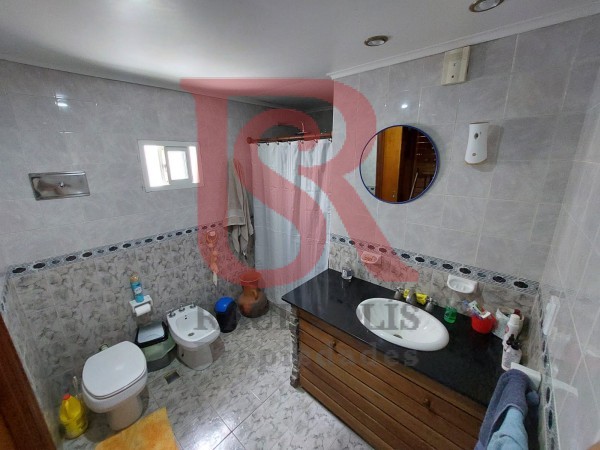 AV- Amplia casa en venta a pocas cuadras del mar
