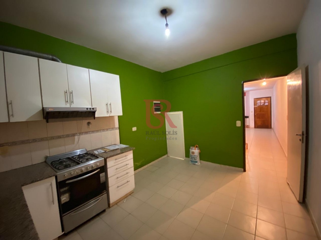 AM. Triple con patio en Alquiler