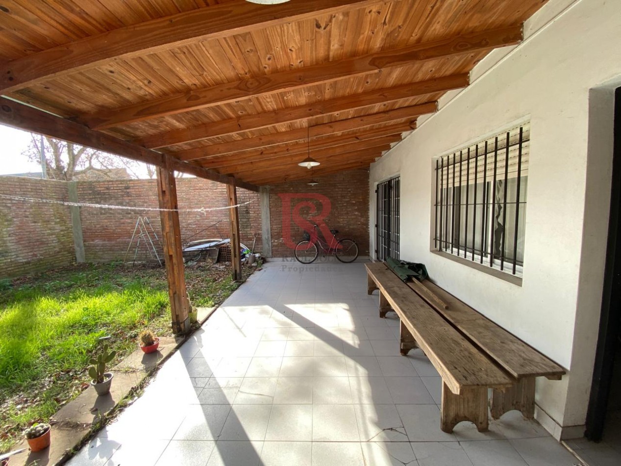 AM-VENTA CASA 4 AMBIENTES CON COCHERA Y PARQUE, EN BARRIO CERRADO QUILMES