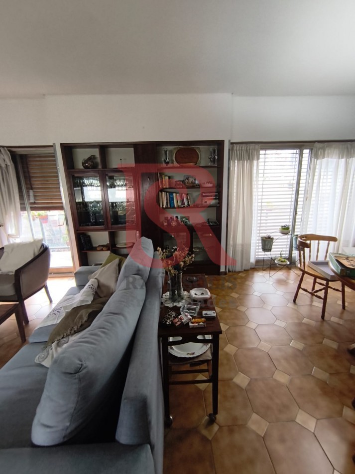 LP - VENTA! Hermoso piso de 4 ambientes con cochera y escritorio en Quilmes centro