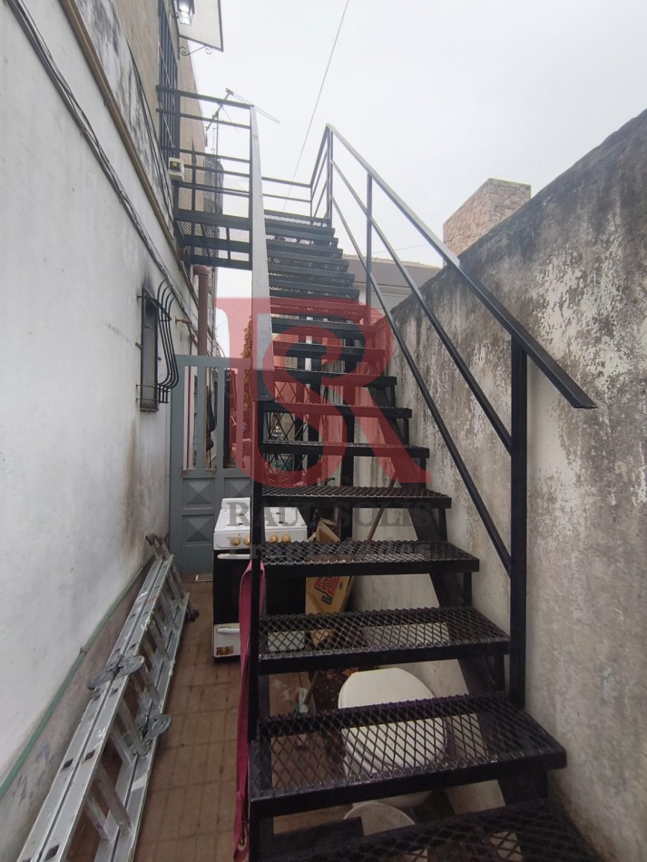 RS - ALQUILER tres ambientes primer piso por escalera en Quilmes