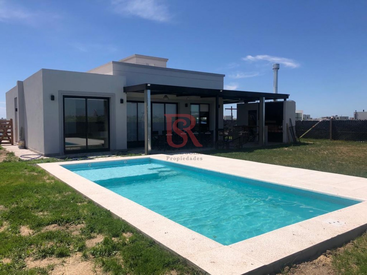 Impecable Casa En Venta De Dos Dormitorios Con Piscina En Pueblos Del Plata - Barrio Magallanes