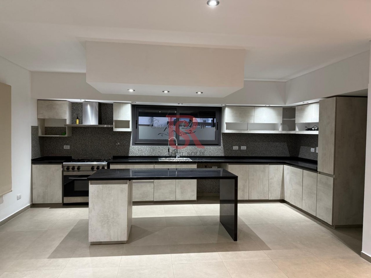 AM. Impecable Casa en Alquiler de 4 ambientes con Piscina