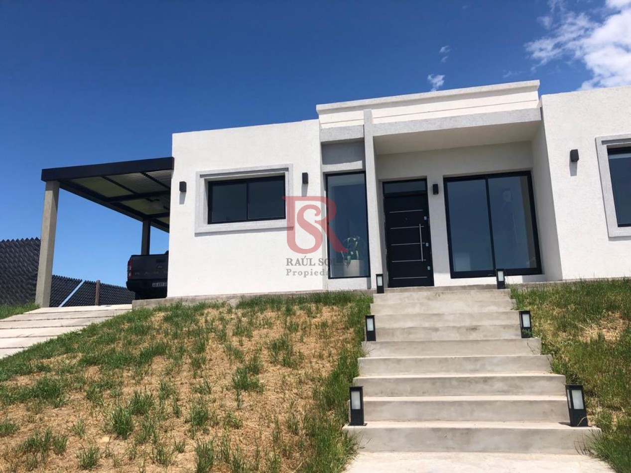 Impecable Casa En Venta De Dos Dormitorios Con Piscina En Pueblos Del Plata - Barrio Magallanes