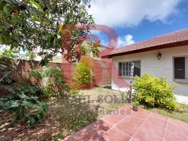 AV- Amplia casa en venta a pocas cuadras del mar