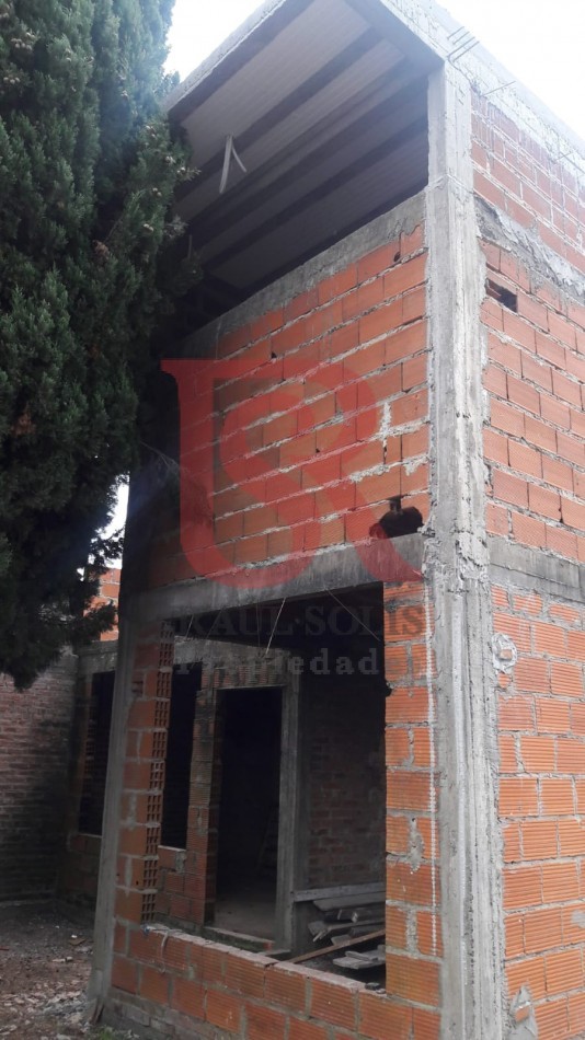 Lote con vivienda de hormigon en construccion de dos plantas a terminar cerca del Cruce Varela