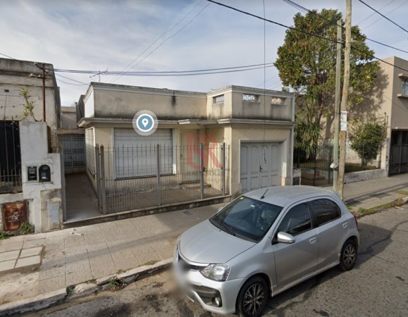 Casa con depósito en venta 