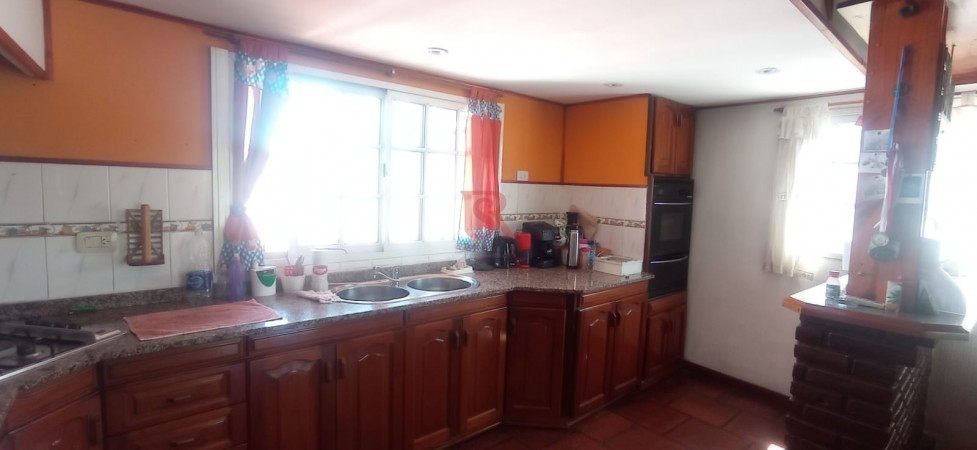 VENTA DE CASA 3 AMB CON GARAGE EN BERNAL OESTE