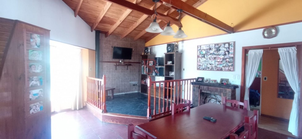 VENTA DE CASA 3 AMB CON GARAGE EN BERNAL OESTE