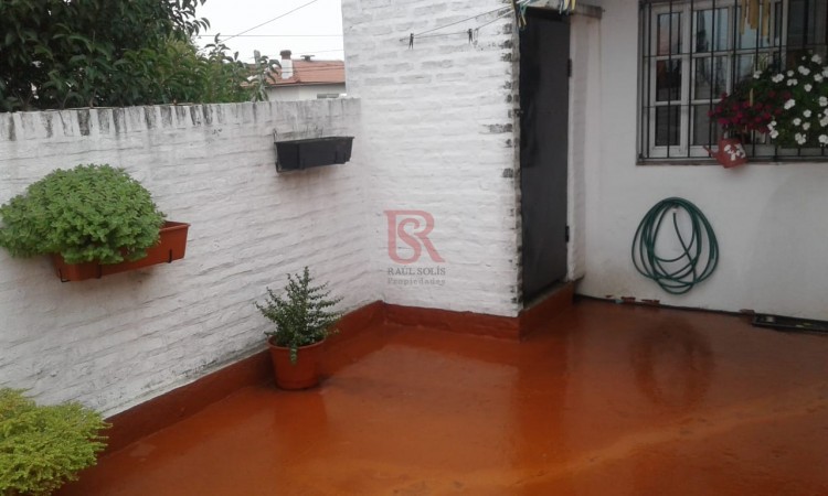 VENTA DE CASA 3 AMB CON GARAGE EN BERNAL OESTE