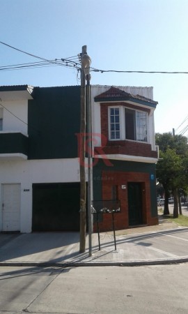 VENTA DE CASA 3 AMB CON GARAGE EN BERNAL OESTE