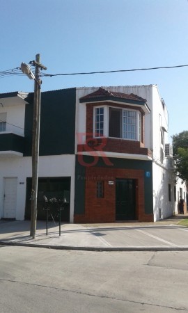 VENTA DE CASA 3 AMB CON GARAGE EN BERNAL OESTE