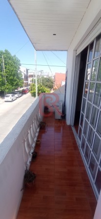 VENTA DE CASA 3 AMB CON GARAGE EN BERNAL OESTE