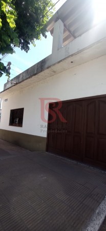 VENTA DE CASA  6 AMB COCHERA Y NEGOCIO