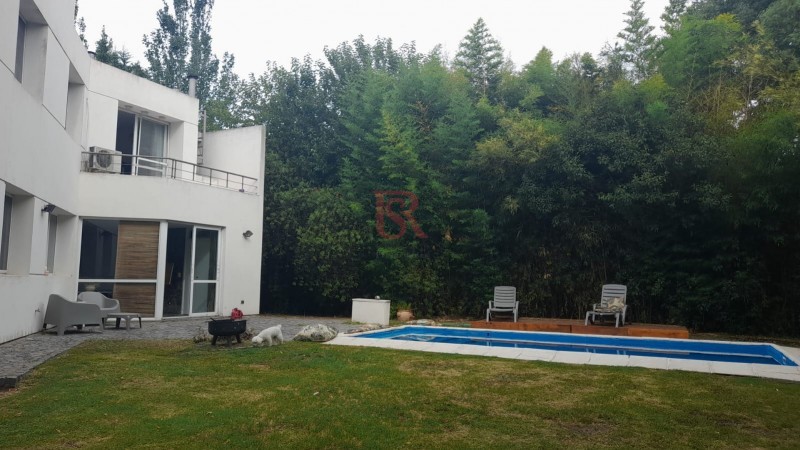 CASA en Venta  en Abril Club De Campo