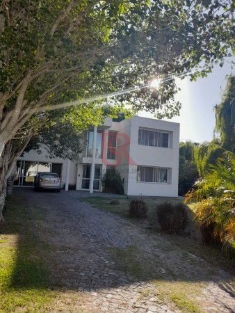 CASA en Venta  en Abril Club De Campo