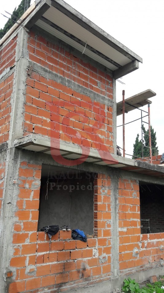 Lote con vivienda de hormigon en construccion de dos plantas a terminar cerca del Cruce Varela