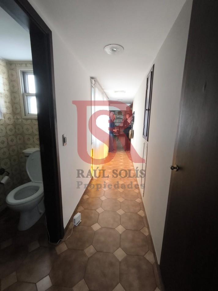 LP - VENTA! Hermoso piso de 4 ambientes con cochera y escritorio en Quilmes centro